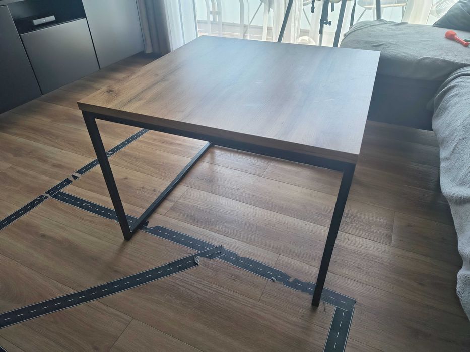 Stolik kawowy loft – blat dąb, metalowe czarne nogi 75×75 cm