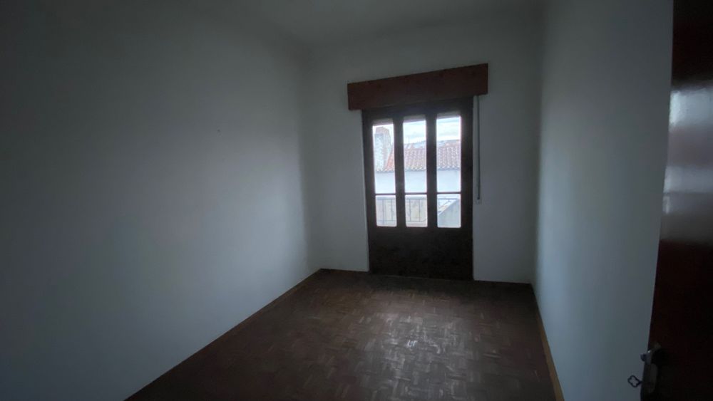 Moradia com 2 pisos independentes, garagem e quintal – Almeirim