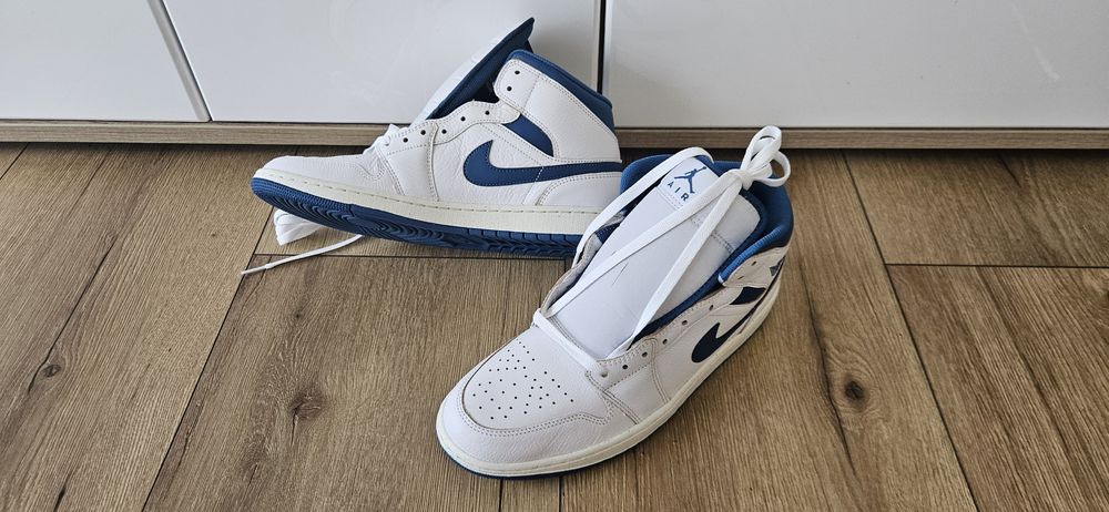 Nike Air Jordan 1 Mid SE