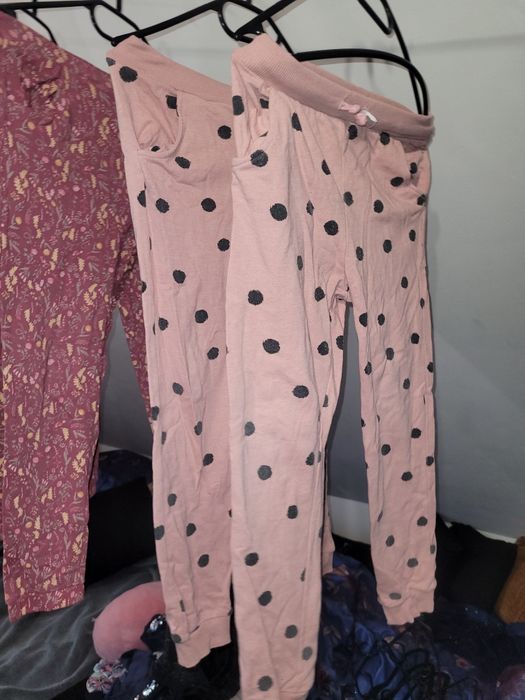 10 sztuk 6 x Spodnie dresowe 4x legginsy  dla dziewczynek bliźniaczek rozm. 140