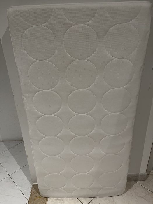 Berco IKEA com colchao e 2 jogos de roupa de cama