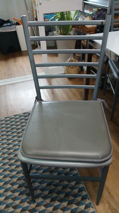 Mesa de cozinha tampo em vidro  ikea  mais 4 cadeiras 1.35 por 85