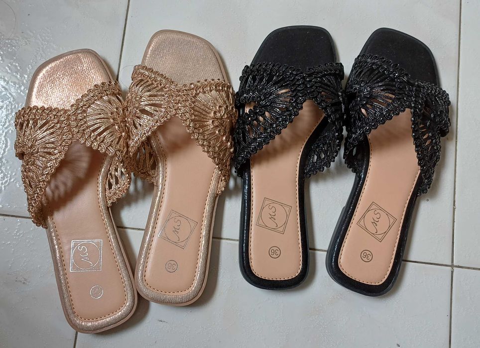 Chinelas - Pretas e Douradas 36