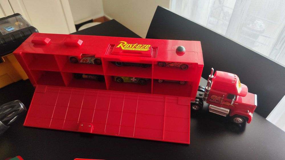 Lote de Brinquedos com Camião Faísca Mcqueen, ferramentas e outros