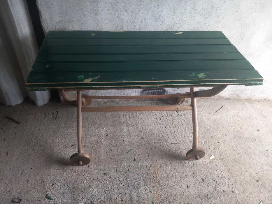 Mesa de exterior com rodas, madeira maciça