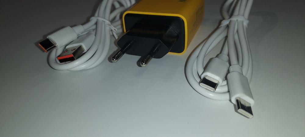 Szybka ładowarka 120W z kablami.