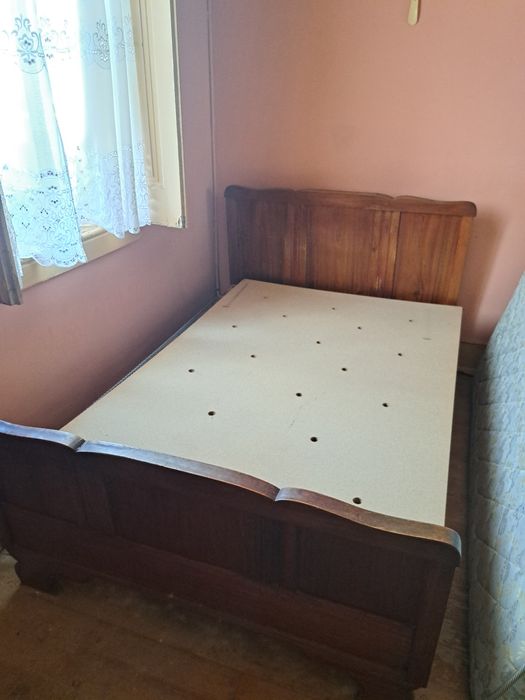 Móveis antigos  (aparador, cristaleira, cômada, camas, etc)