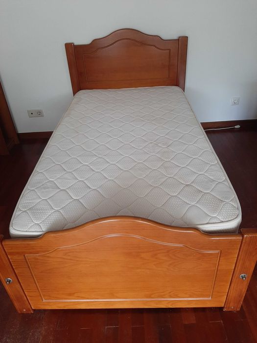 Cama e colchão de corpo e meio