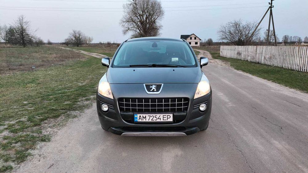 Гарний сімейний автомобіль