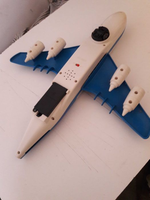 Avião Boeing brinquedo elétrico a funcionar bem