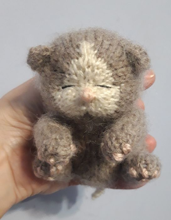 Вязаная игрушка, спяший котёнок