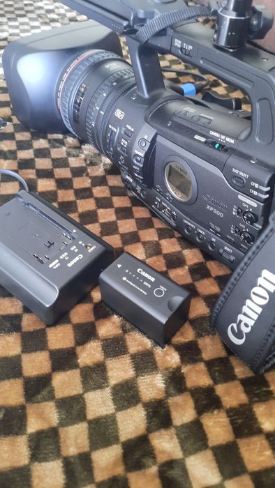 Продам відеокамеру Canon XF 300