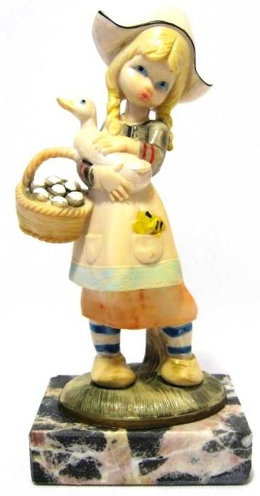 Статуетка Дівчинка Качка Кошик Композит Мармур Італія