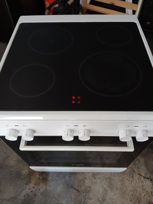 Vendo fogão elétrico, vitrocerâmico. 4 bocas e forno elétrico.  Bom estado