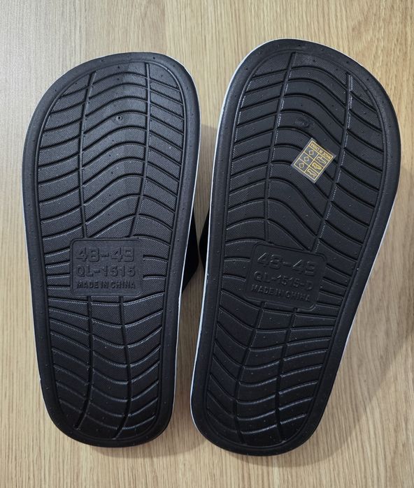 Chinelo masculino preto e branco
