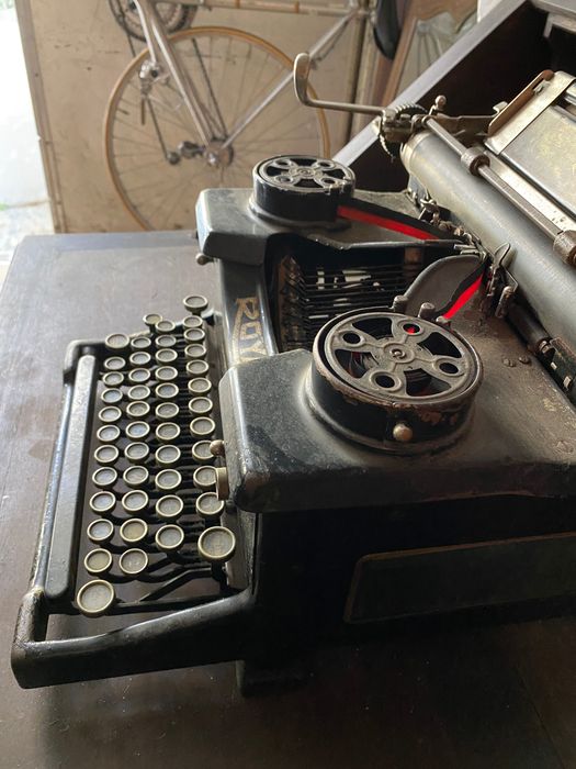 Máquina de Escrever Vintage ROYAL - Sociedade Comercial Luso-Americana
