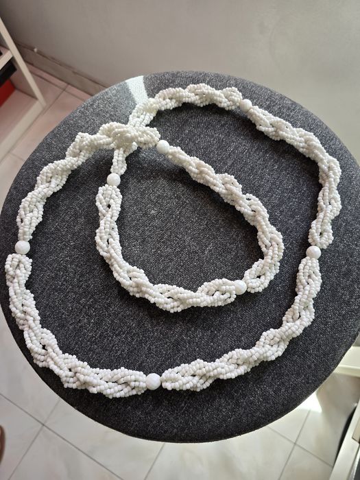 Colar branco de contas