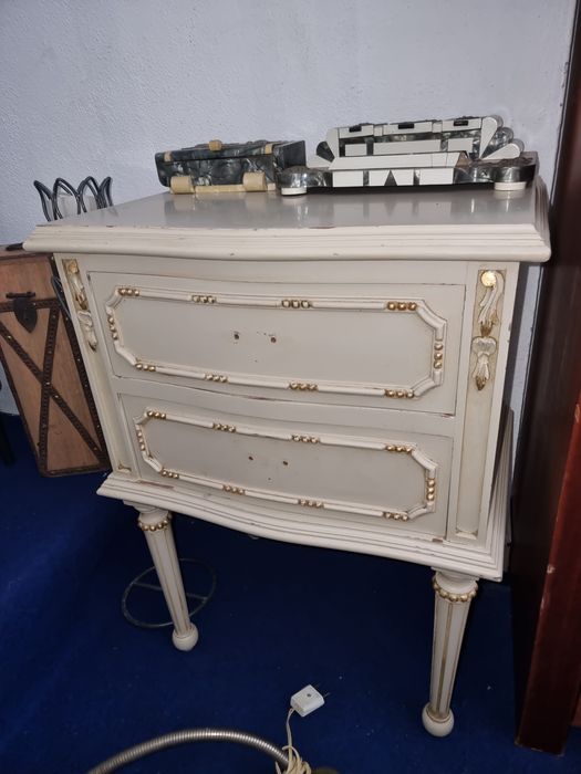 Mesa de cabeceira estilo Luis XV.