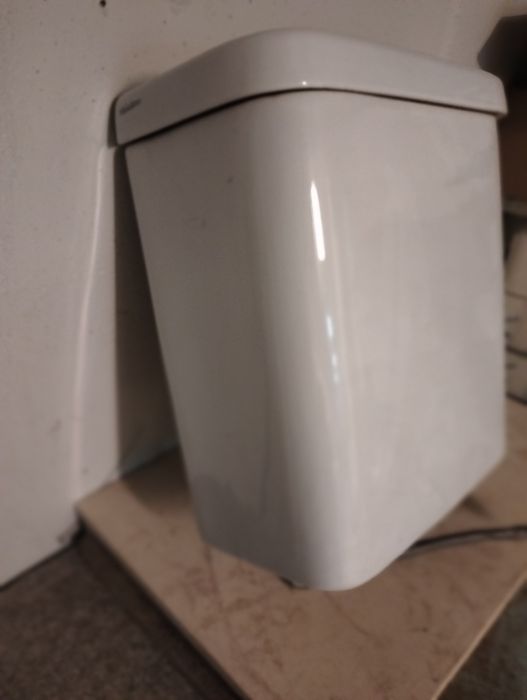 Autoclismo valadares em louça branca.