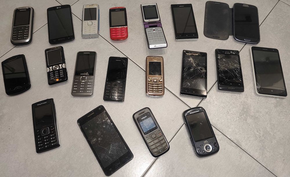 Duży zestaw telefonów Nokia, Sony Ericsson, baterie, ładowarki