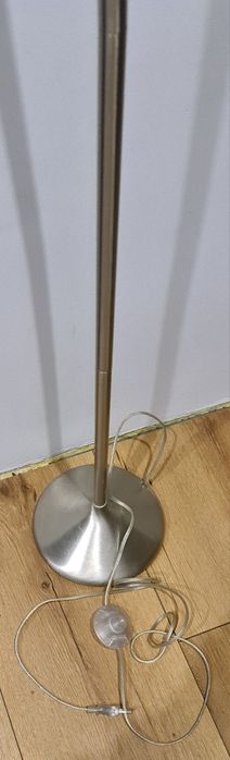 Srebrna lampa stojąca