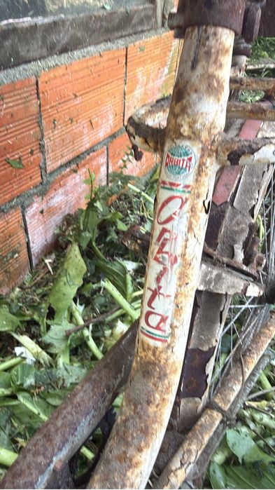 Bicicleta antiga para restauro