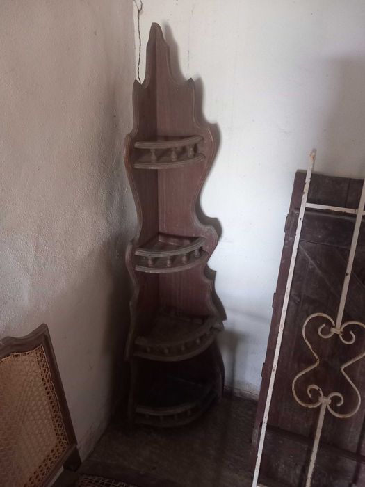 Cantoneira de madeira, antiga, com varios niveis, desenhada para os cantos da casa, muita arrumação