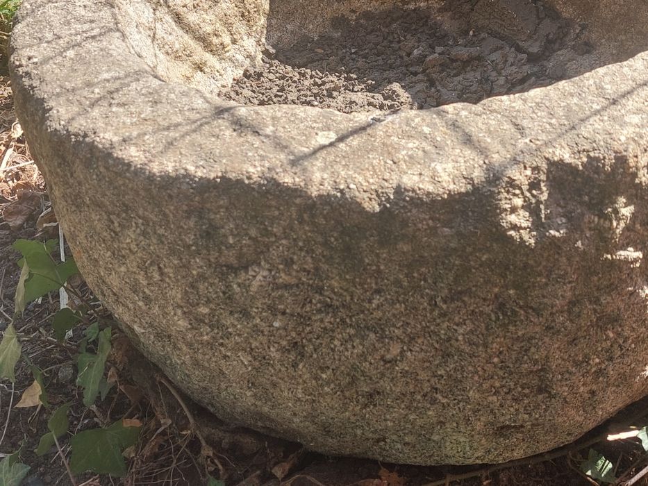 Pia/Bebedouro em pedra rústica esculpida
