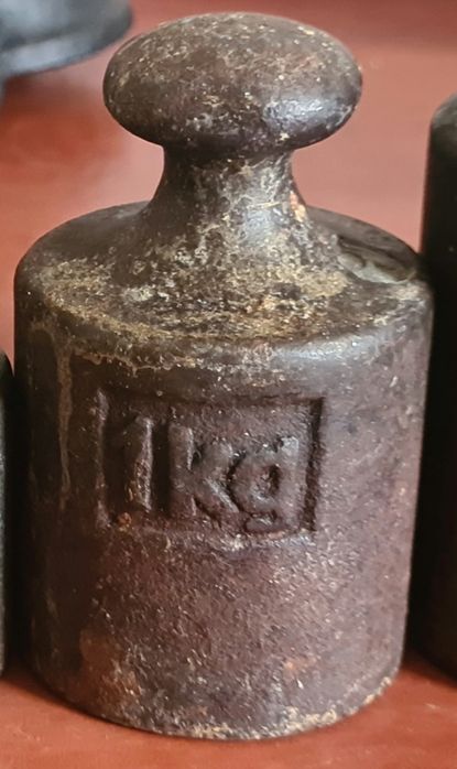 Odważnik kilogramowy do wagi szalkowej