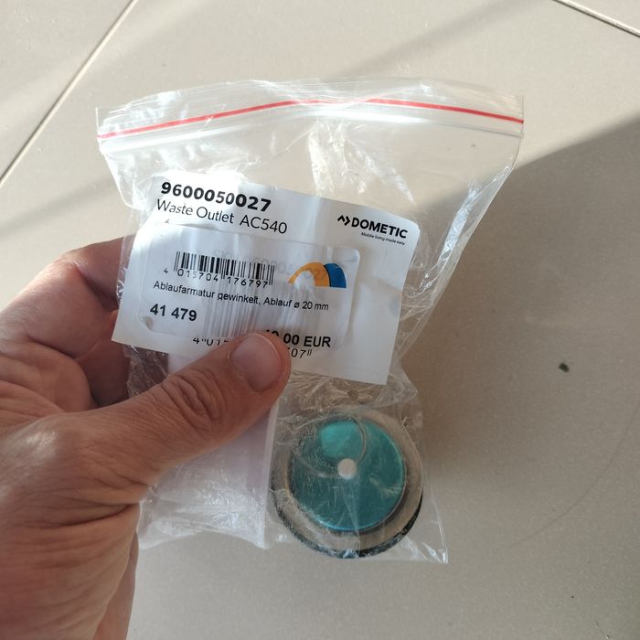 Odpływ do wody w kamperze Syfon AC530 do zlewozmywaków Dometic Smev