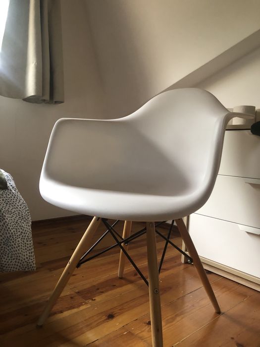 Cadeirão estilo escandinavo branco