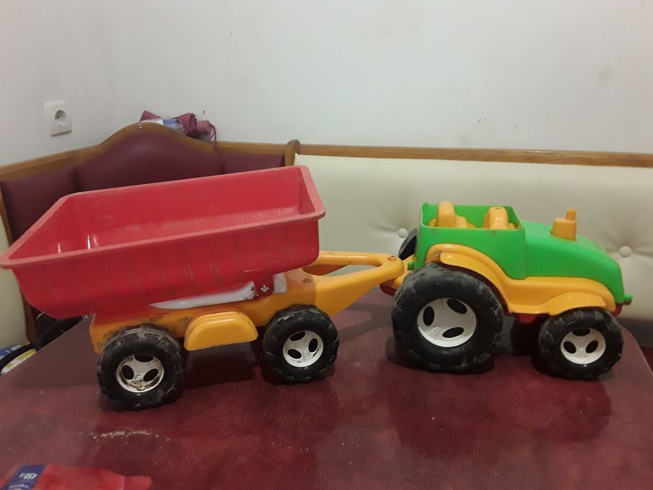 Трактор з прицепом.