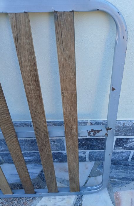 Estrado metálico de cama.