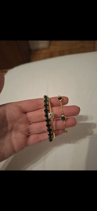 Pulseiras dourada e verde