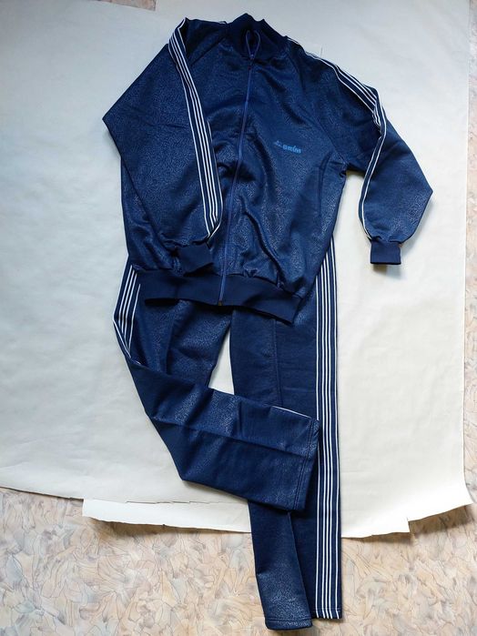 Мужской спортивный костюм с лампасами.Новый.