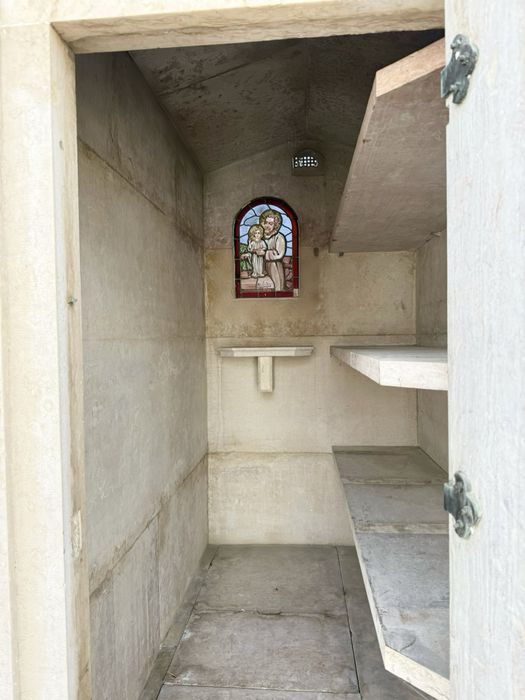 Jazigo familiar – 7 lugares – Cemitério do Alto de São João – 30.000 €
