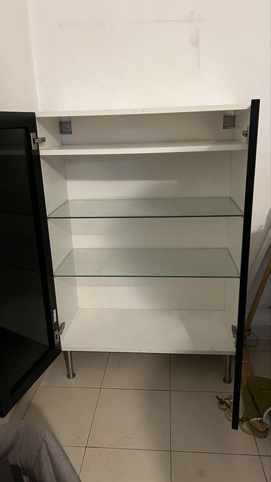 Movél louceiro branco e preto