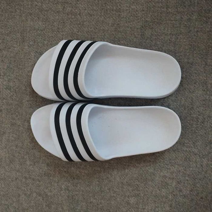 Białe klapki Adidas basenowe na plaże pod prysznic piankowe gumowe