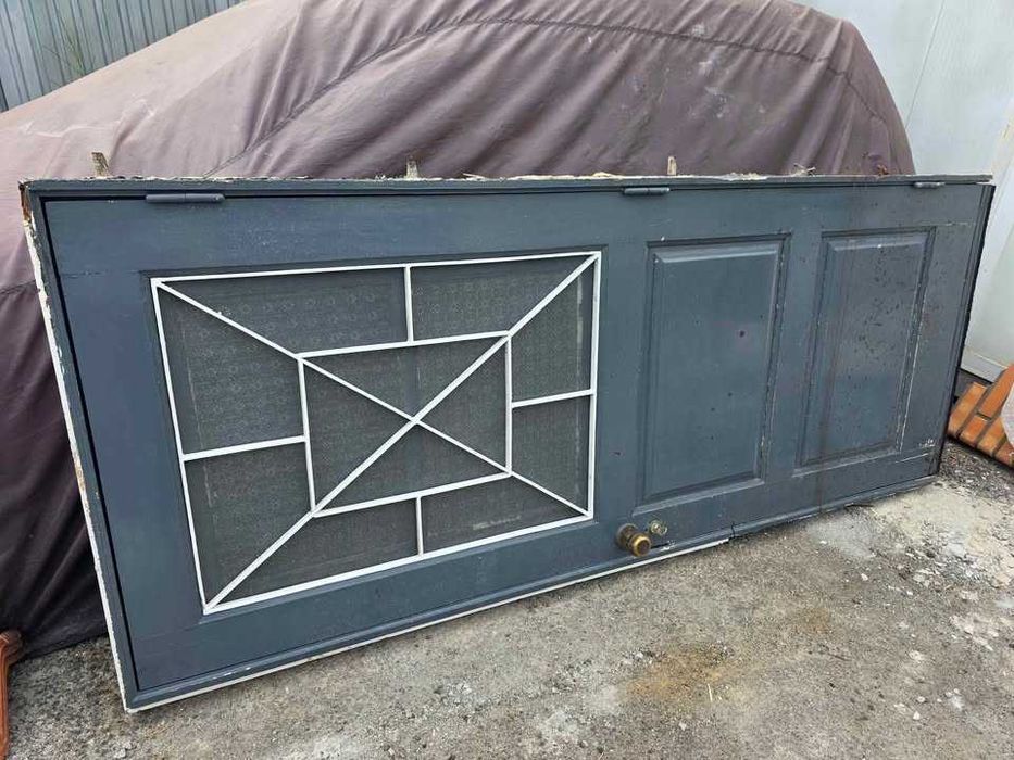 Porta em madeira robusta com aro, Fechadura e chave
