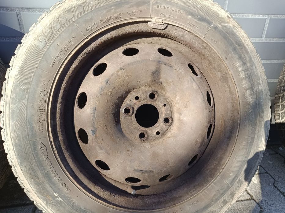 Felgi stalowe R 15 z oponami zimowymi komplet 4 sztuk.