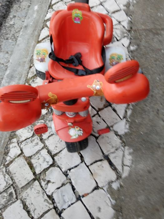Triciclo vermelho para criança