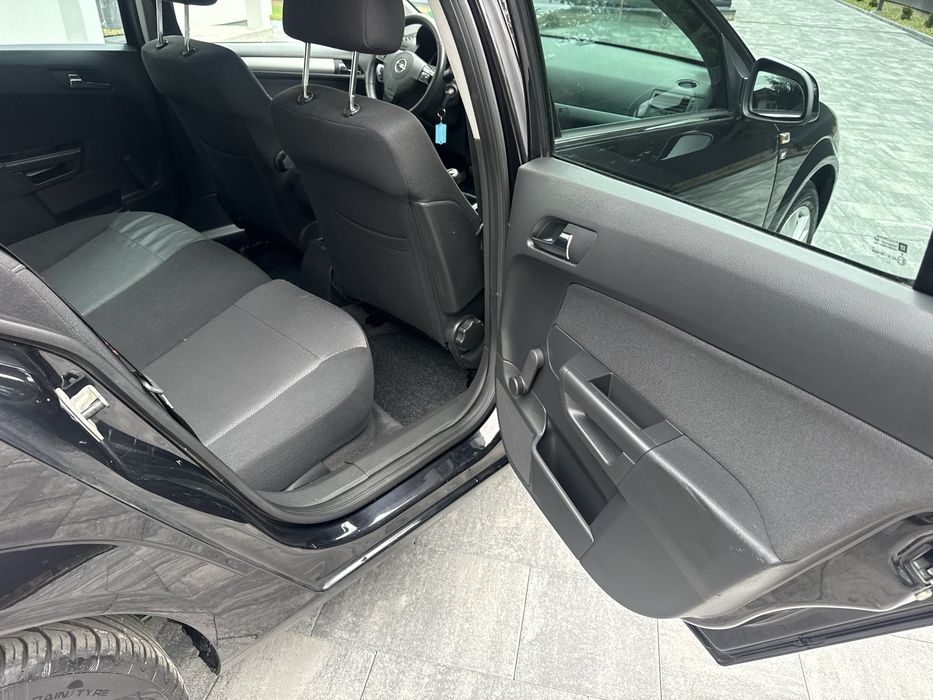 Opel Astra 1.6 бензин 2010 рік