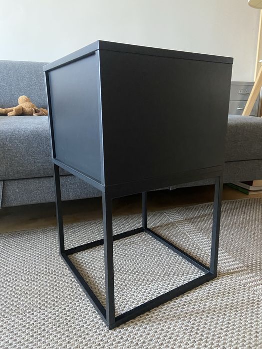 Czarny stolik nocny VIKHAMMER Ikea