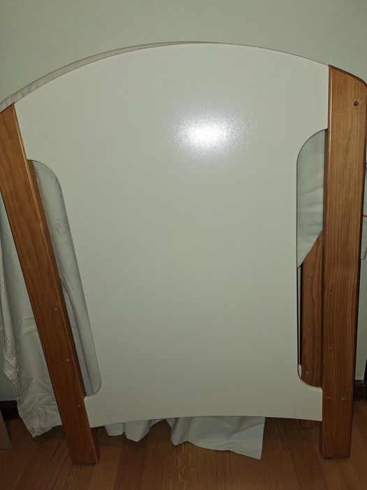 Cama com colchão e cómoda bebé