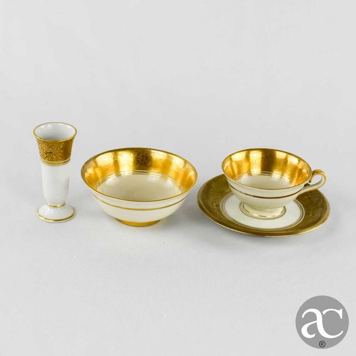 Conjunto de taça, chávena da café e pires e solitário, dec. a ouro