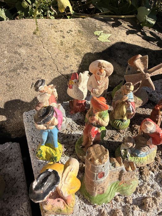 Conjunto de 25 figuras de presépio em barro