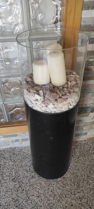 Decorative item composed of a metal base and glass