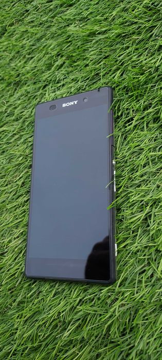 Telemóvel Sony em muito bom estado com oferta da capa