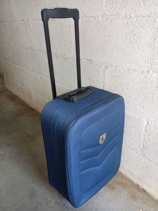 Mala de viagem trolley de cabine.
Medidas: 50/35/20cm
Completamente impecável