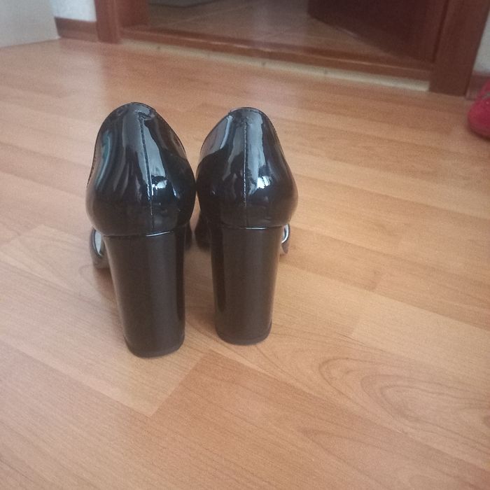 Туфлі-човники лаковані